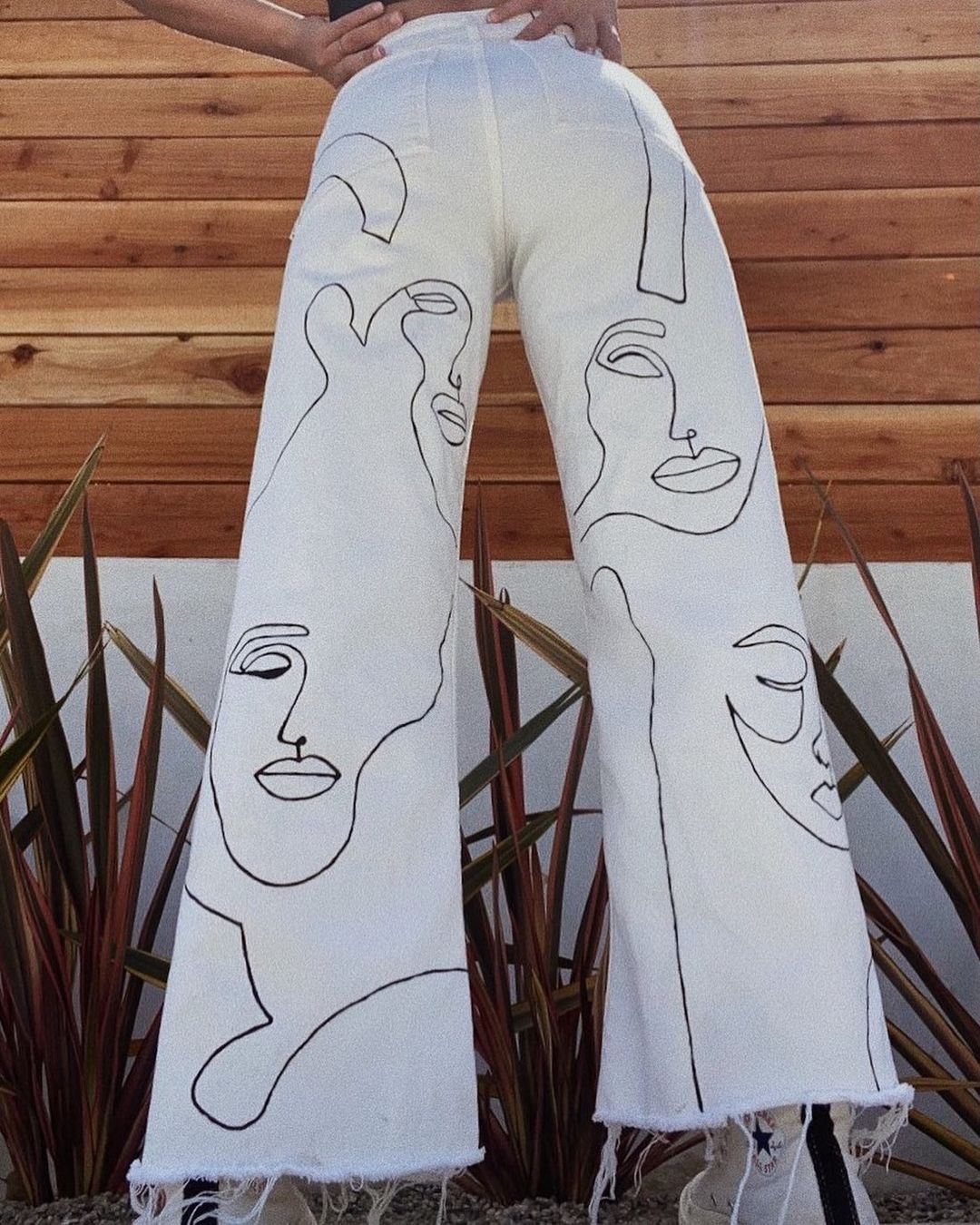 pantalon de mezclilla blanco pintado a mano