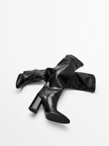 botas altas de tacón en piel de color negro de Massimo Dutti