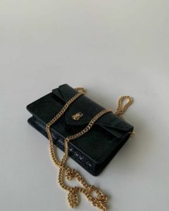 bolsa de piel en color negro con detalles en color oro de Avorigen