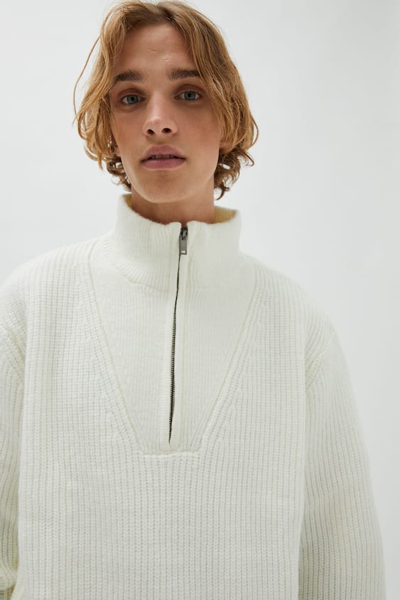 Sweater de cuello alto con zipper en color crema para hombre de pull and bear