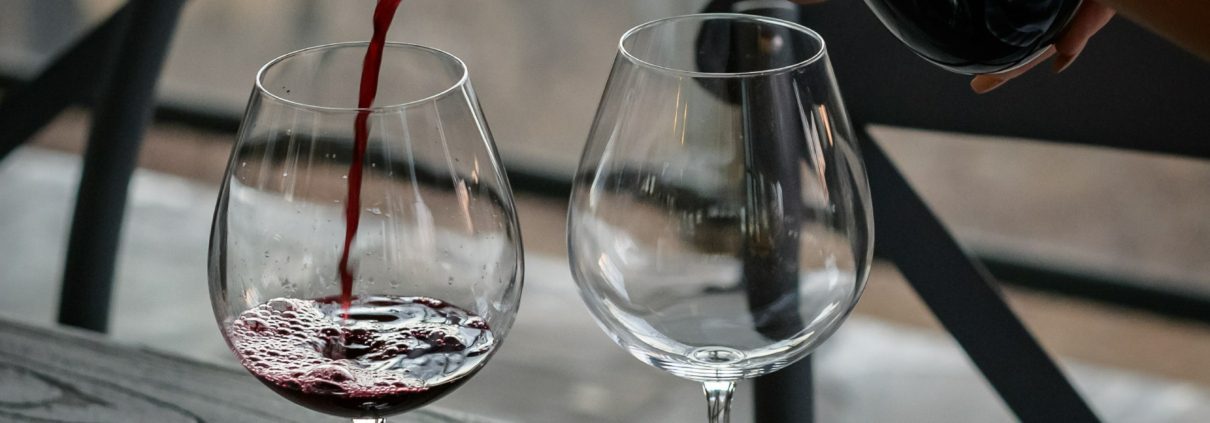 ¿Cómo parecer un conocedor de vino y no morir en el intento?