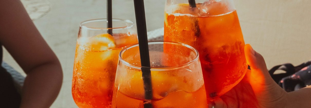 ¡Olvídate del calor! Y refréscate con unos buenos drinks de @comecomosars