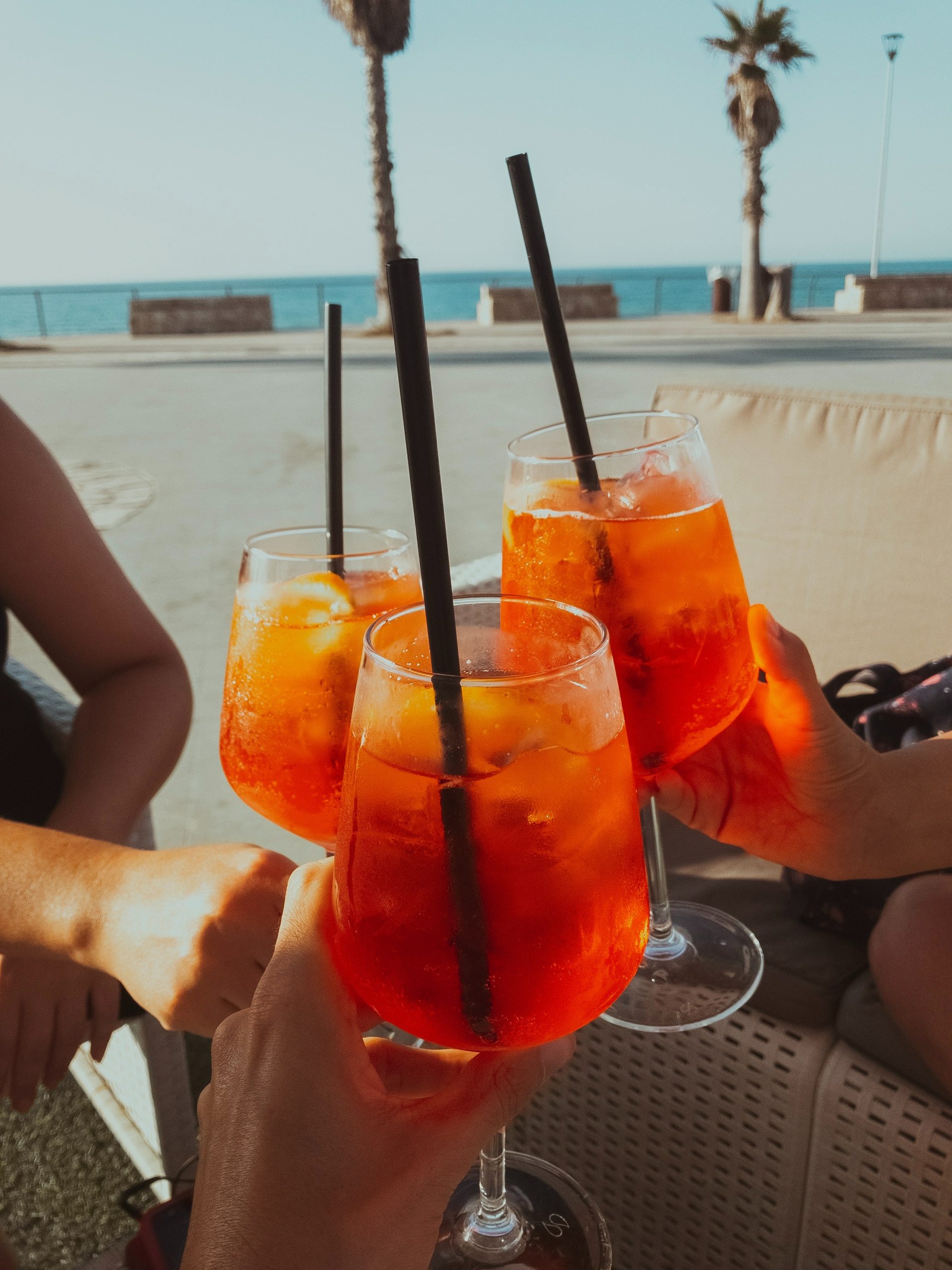 ¡Olvídate del calor! Y refréscate con unos buenos drinks de @comecomosars