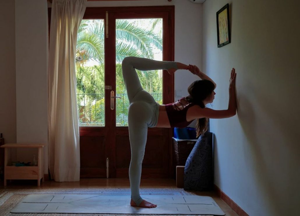 Yoga, principiantes, posturas fáciles, estiramientos, mejora postura