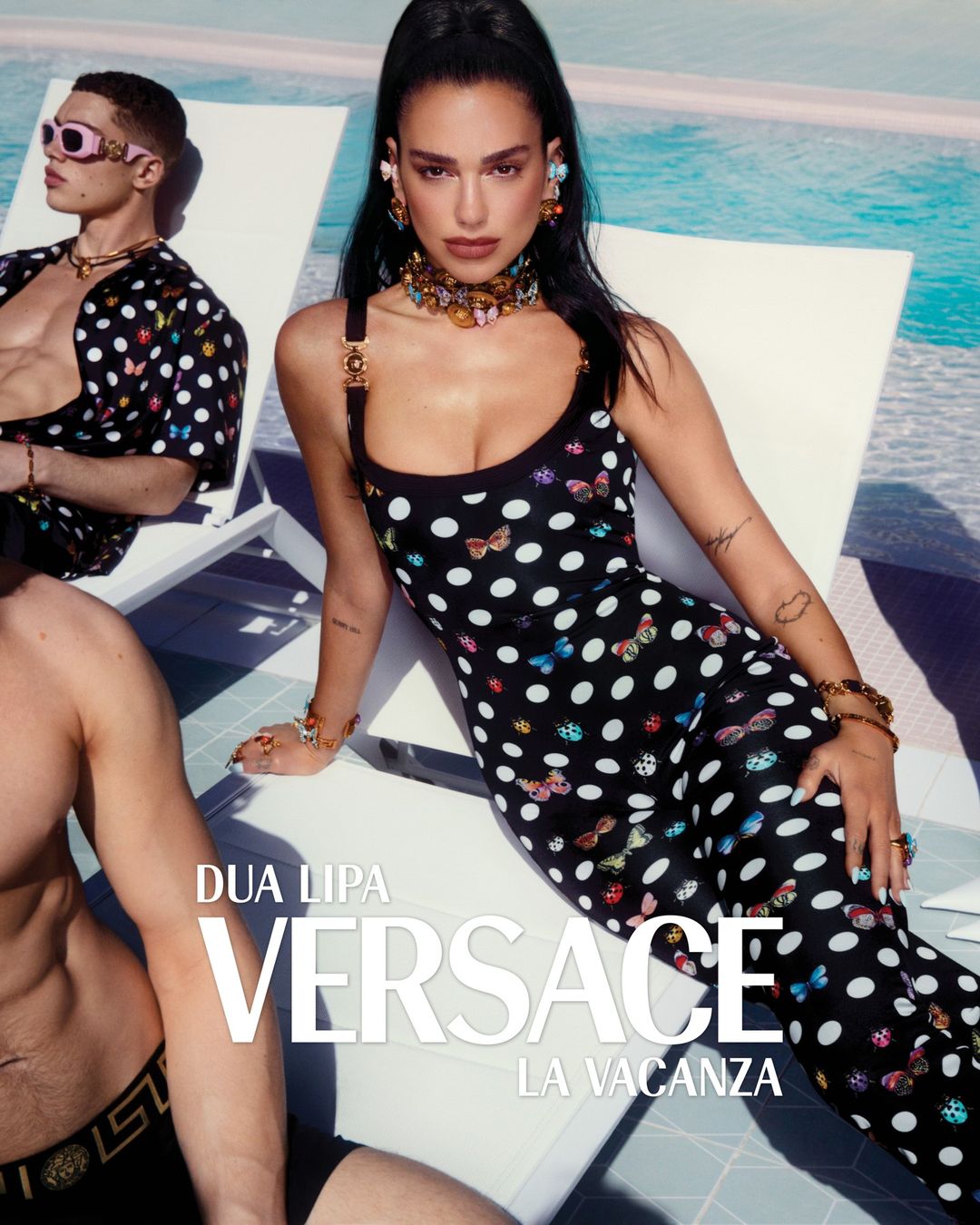 Dua Lipa colabora con Versace para crear "La Vacanza"