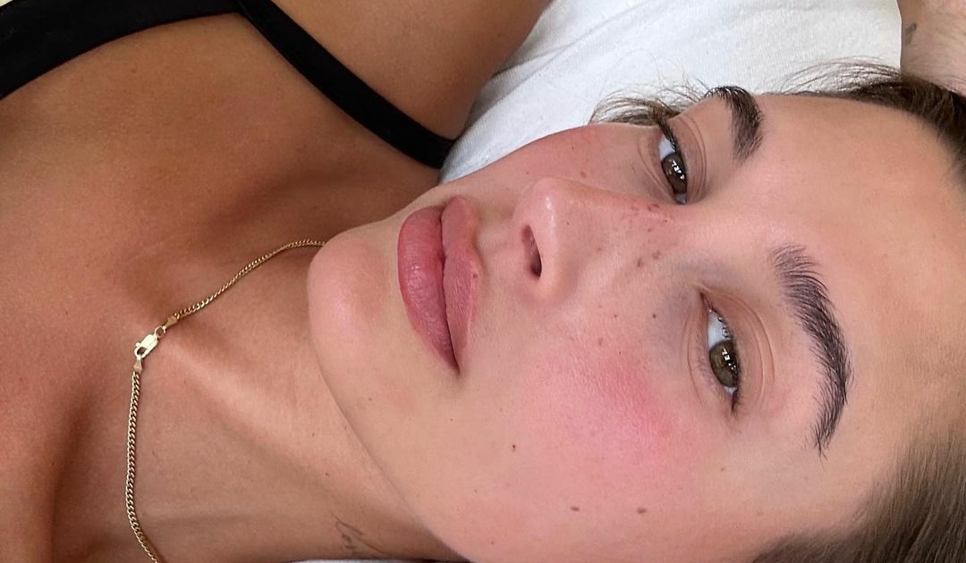 Hailey Bieber, Strawberry Makeup, tendencia, new, red cheeks