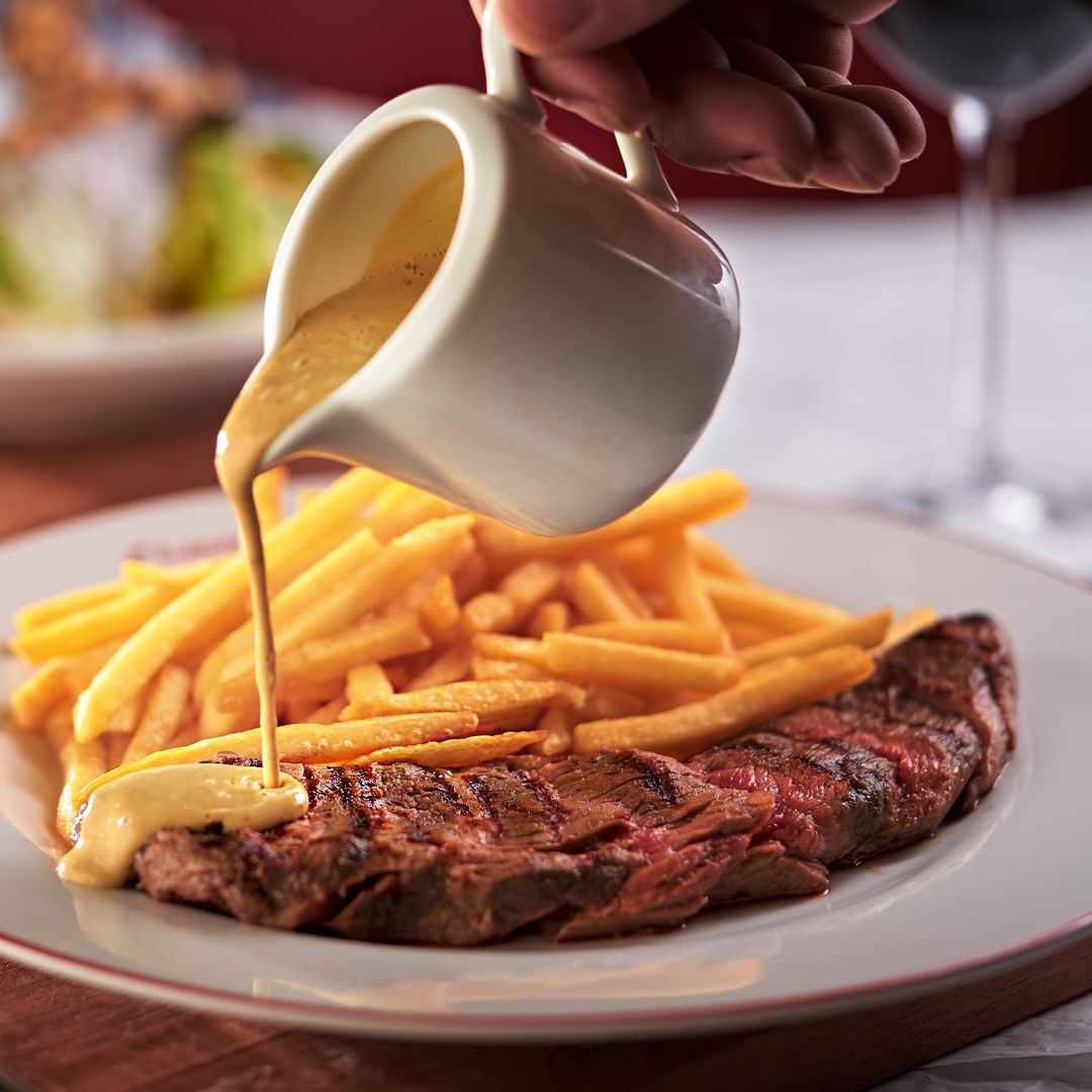 Un solo plato fuerte en el menú: L'Entrecôte