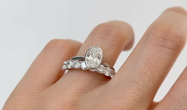 Una cuenta para aprender sobre anillos de compromiso ¿la quieres conocer?