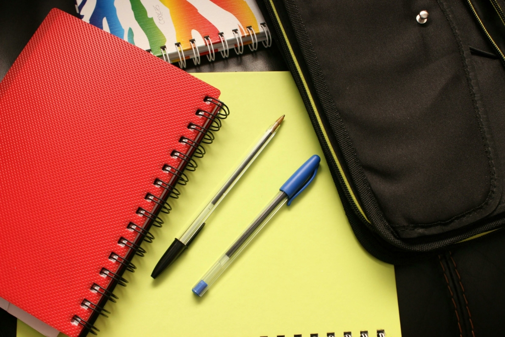 musts, back to school, agenda, kit, medicina, plumas, cuaderno, plumones, cargador, mochila