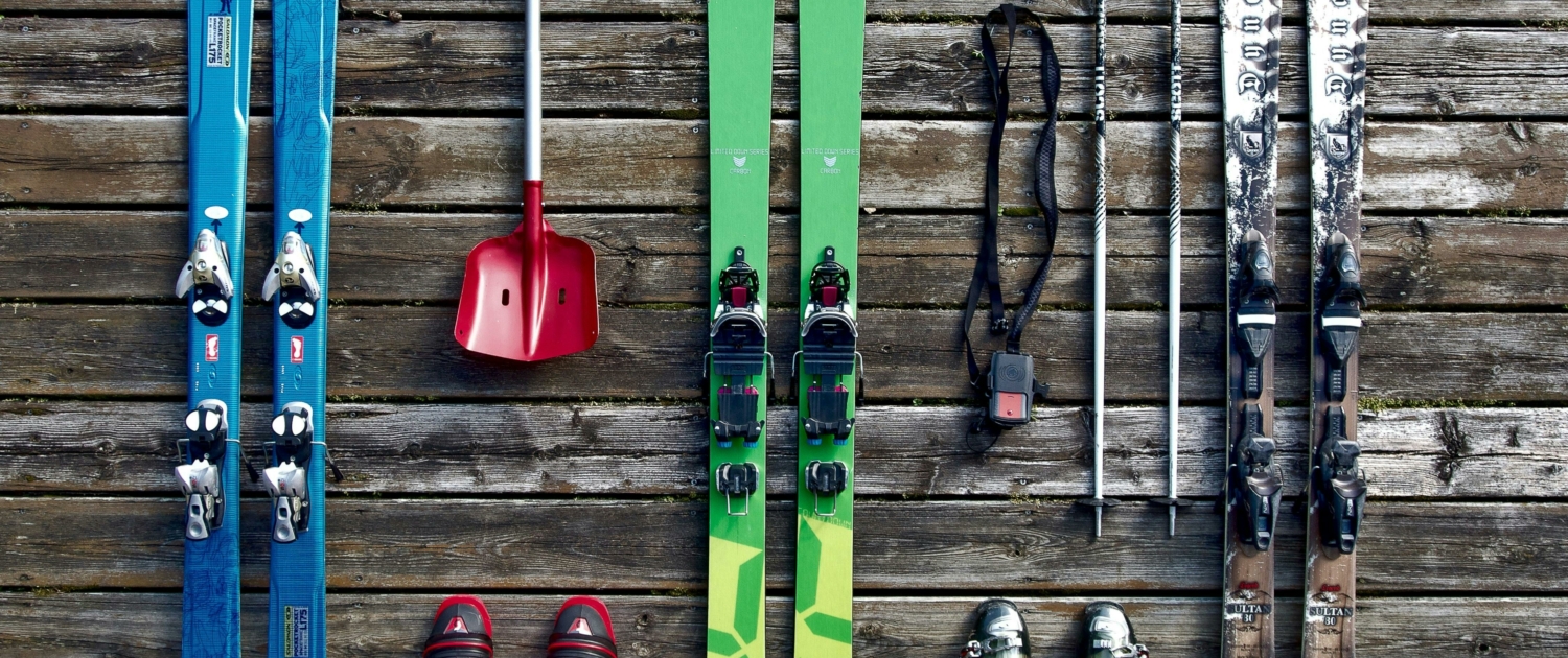 ski, esquiar, deporte, nieve, esquís, bajar, montaña, lugares techados, cómo empezó, historia