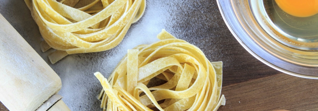 nonnas vendiendo pasta fresca