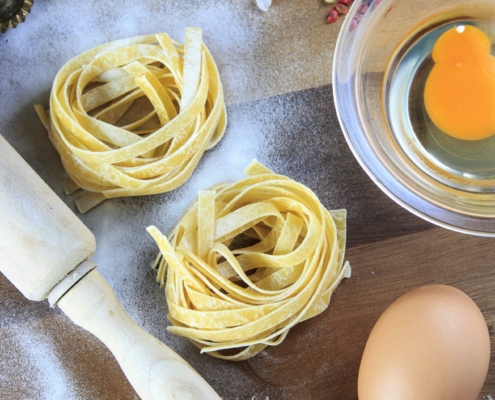 nonnas vendiendo pasta fresca